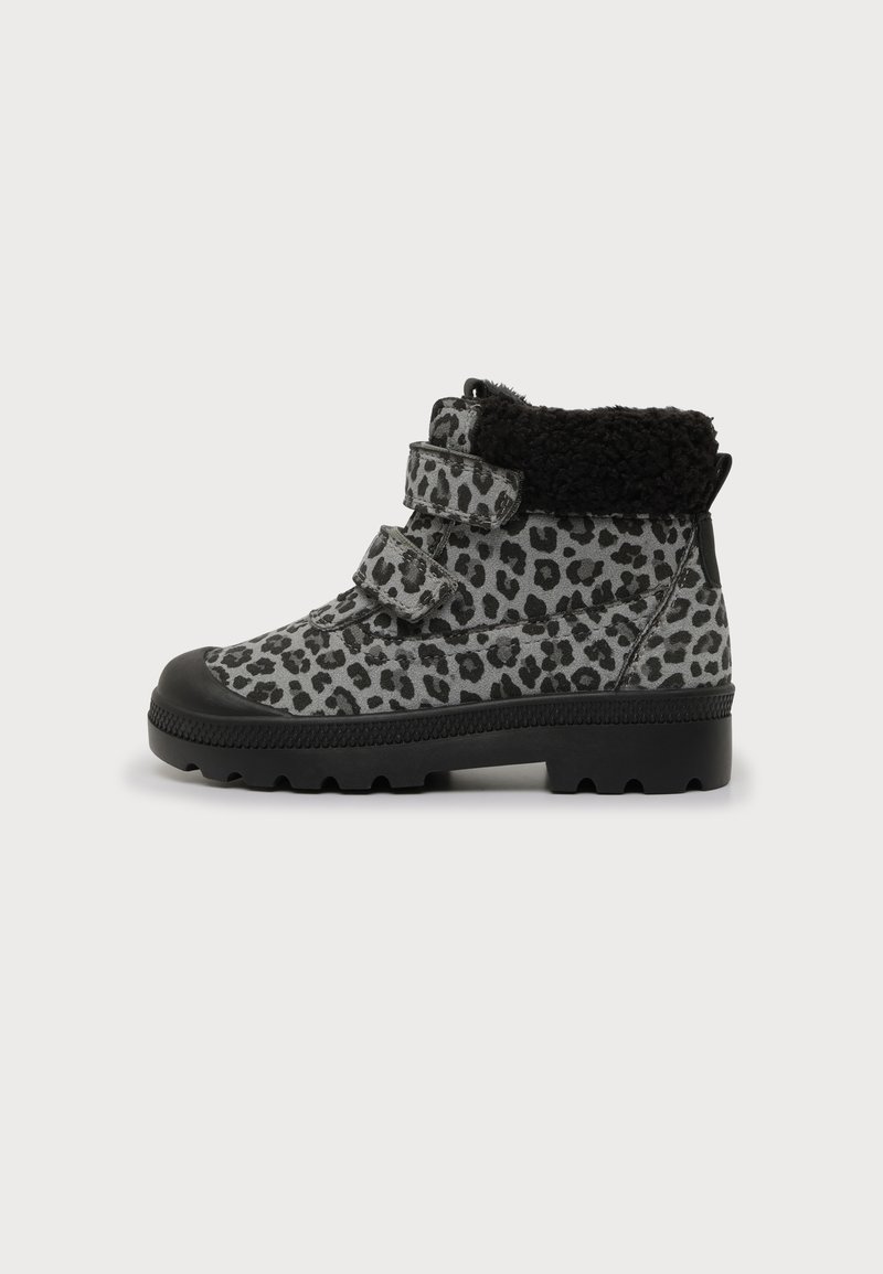 Bottine enfant taille cheville avec imprimé léopard gris et noir, deux sangles velcro, semelle en caoutchouc noire et doublure noire en fausse fourrure au niveau du bord.