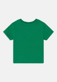 Zelené tričko s krátkým rukávem vyrobené z bavlny, s kulatým výstřihem a hladkým, jednobarevným povrchem bez vzorů nebo ozdob.