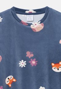T-shirt in fleece blu con motivi stampati fantasiosi di gufi, volpi, fiori e farfalle nei toni del rosa, bianco e arancione.