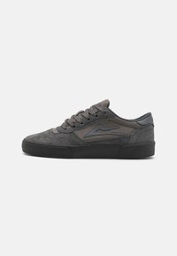 Tenis gri din suede, cu un superior texturat, având o talpă din cauciuc închis la culoare și vârf rotunjit. Accentuate cu un model cusut și detalii cu logo.