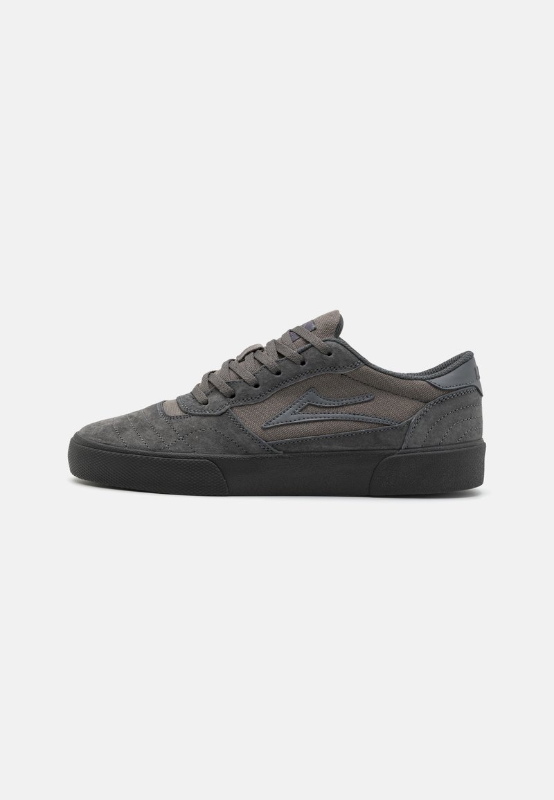 Tenis gri din suede, cu un superior texturat, având o talpă din cauciuc închis la culoare și vârf rotunjit. Accentuate cu un model cusut și detalii cu logo.