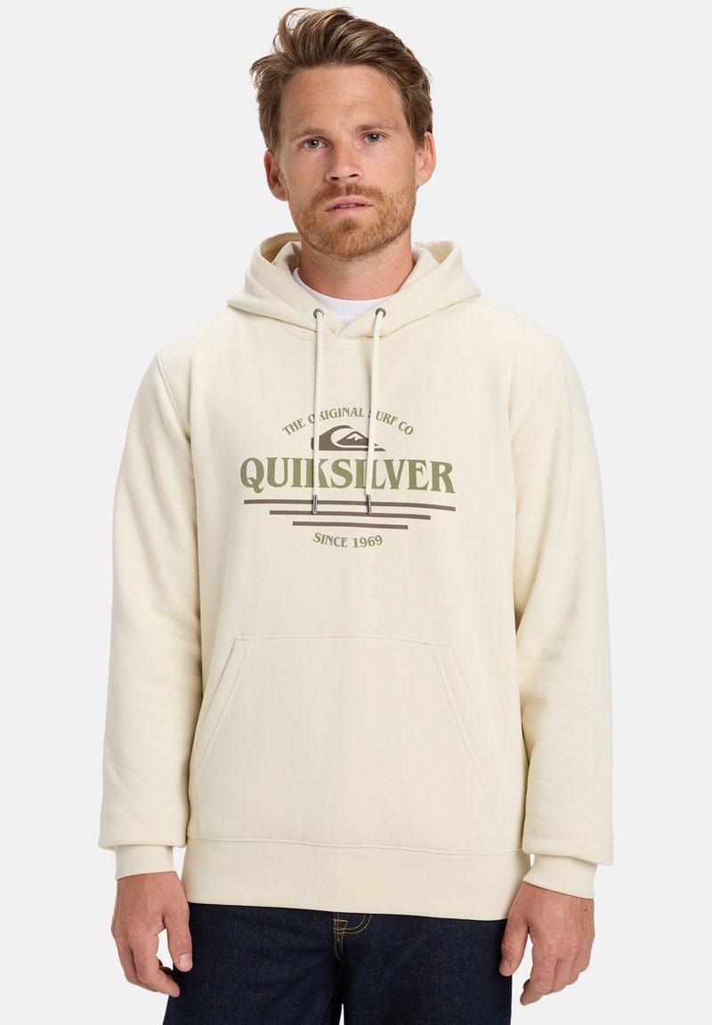 Sudadera color crema hecha de una tela suave, con un bolsillo frontal, capucha con cordón y el logo de Quiksilver impreso en verde oliva y marrón.