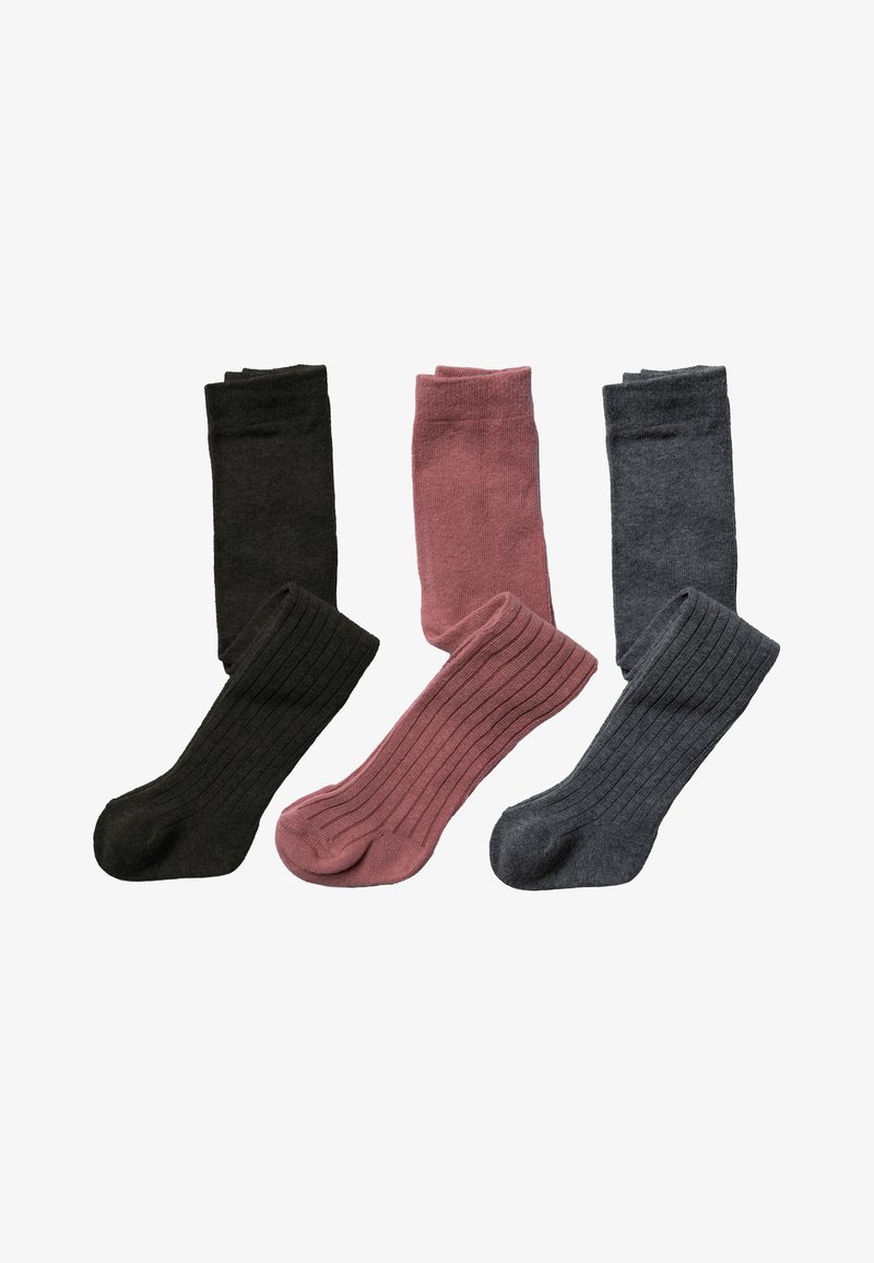 Fünf Socken: zwei in Schwarz, eine rosa mit geripptem Muster und zwei in Dunkelgrau. Alle haben einen glatten Stoff und die Standard-Sockenform.