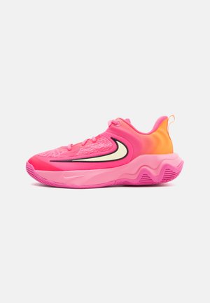 Scarpe da ginnastica di un brillante rosa fucsia con una tomaia in rete, dotate di un tacco gradiente arancione, dettagli neri e una suola in gomma ondulata rosa.
