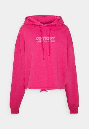 Sudadera corta rosa con cordón, que presenta un eslogan impreso en blanco "CONFIDENTE TOMA TU LUGAR" en la parte frontal. Material suave y corte relajado.