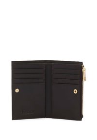 Portafoglio in pelle marrone con accessori dorati, dotato di più scomparti per carte e una tasca con zip. Texture liscia e design minimalista.