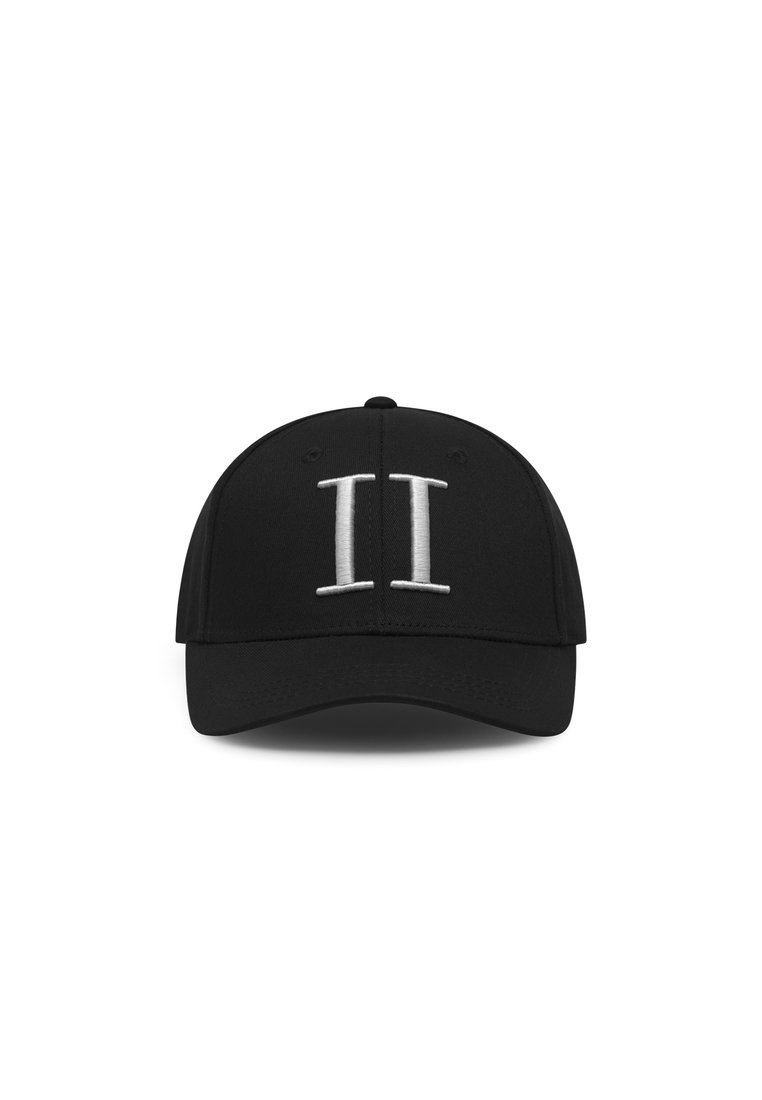 Cappellino da baseball nero con visiera curva, caratterizzato da un ricamo bianco "II" sul davanti. Realizzato in tessuto, con una finitura texturizzata.