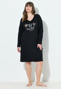 Schwarzes Nachthemd mit langen Ärmeln, V-Ausschnitt, bedrucktem "Wild Heart"-Text und Herzmotiven in verschiedenen Texturen auf der Vorderseite.