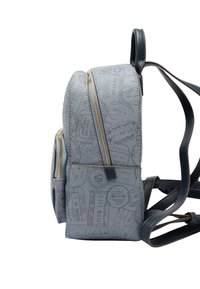 Zaino grigio con una stampa testurizzata di timbri di viaggio. Presenta cerniere dorate, doppie spalline e una forma rettangolare compatta.