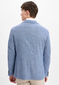 Helles blaues Blazer aus strukturiertem Stoff, mit einem Schlitz hinten und Zwei-Knopf-Verschluss. Verfügt über schwarze Knöpfe an den Ärmeln. Maßgeschneiderte Passform.