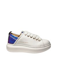 Baskets blanches avec une tige en cuir lisse, des accents métalliques, une semelle épaisse et un talon irisé coloré. Comprend six œillets et un logo.