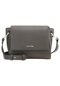 Borsa a tracolla in pelle grigia con patta pieghevole e hardware in tonalità oro. Presenta una tracolla regolabile e un logo impresso sul davanti.