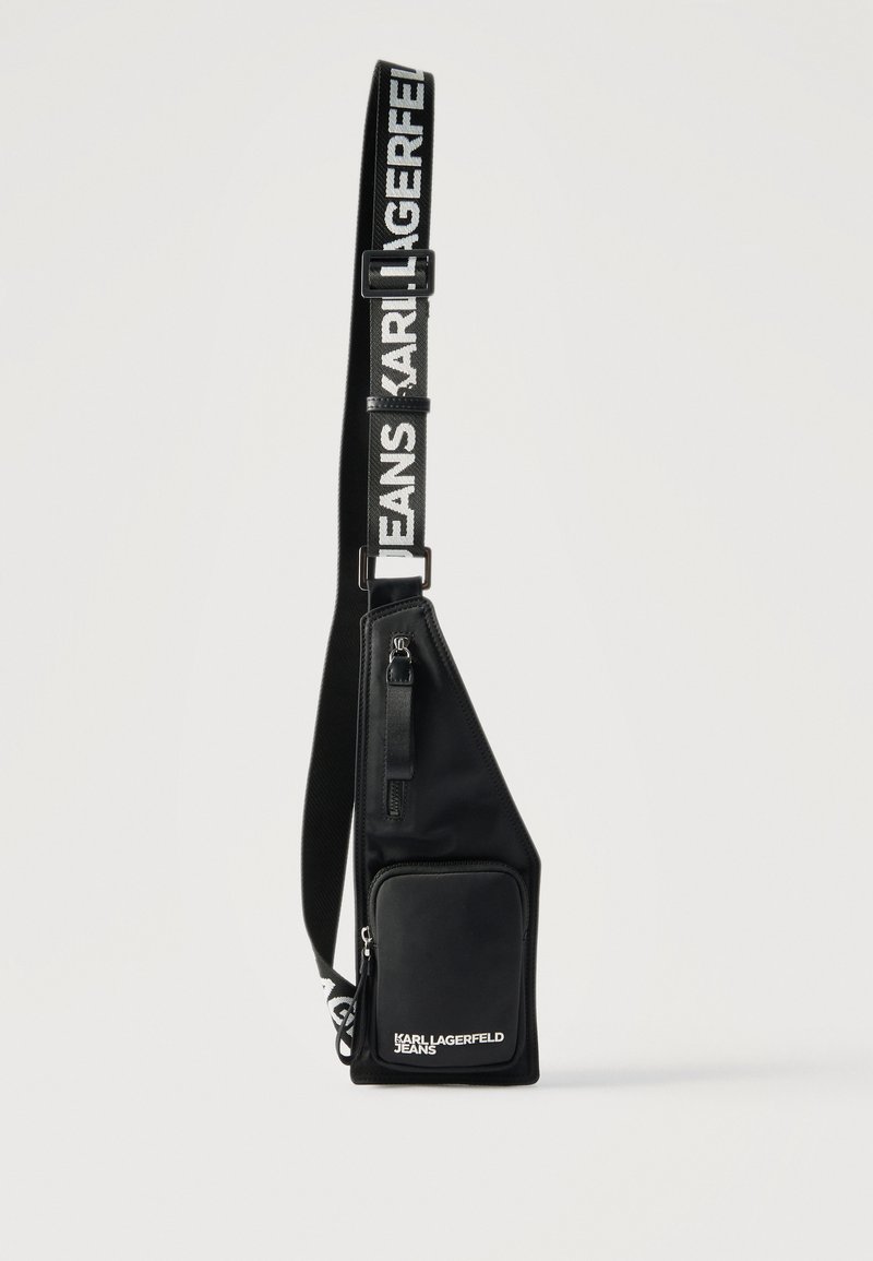 Μαύρο τσαντάκι χιαστί με μπροστινή τσέπη με φερμουάρ και ρυθμιζόμενο ιμάντα με εκτύπωση "KARL LAGERFELD JEANS" σε λευκά γράμματα.