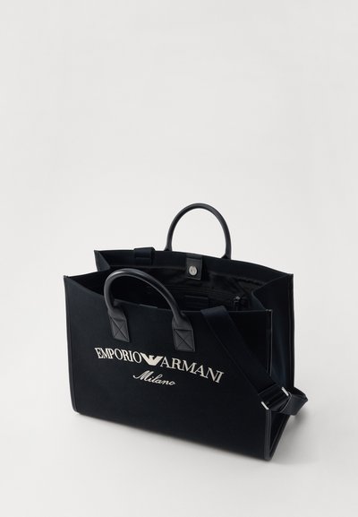 Borsa a spalla nera in tela con manici doppi, tracolla regolabile, marchio bianco in evidenza e tasca interna per l'organizzazione.