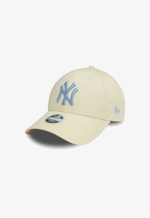 Beige Baseballcap mit dem hellblau gestickten Logo der New York Yankees, gebogenem Schirm und Verschluss auf der Rückseite. Glatte Stofftextur.