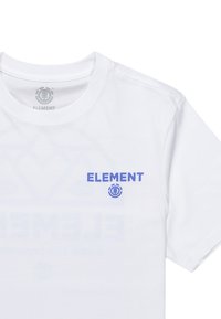 Biela bavlnená tričko s modrým logom "ELEMENT" na ľavej hrudi a jemnou grafickou potlačou na prednej strane. Klasický strih s okrúhlym výstrihom.