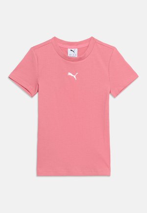 Roosa soonikkoesisega lühikeste varrukatega T-särk, mille rinna keskel on väike valge Puma logo, ümara kaelusega ja sees nähtava sildiga.