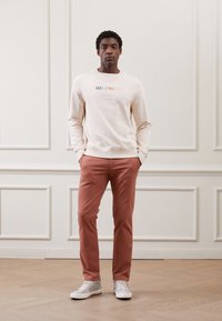 Tommy Hilfiger DENTON 1985 PIMA - Chinos - dark russet