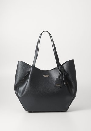 Sac fourre-tout noir en matériau synthétique texturé avec une silhouette large, doté de poignées doubles et d'un détail de pendentif de marque.