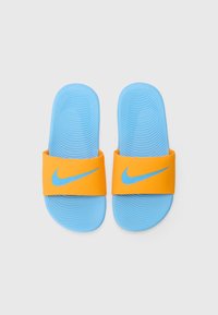 Plave slide papuče s teksturiranim đonom. Imaju narančastu traku s plavim Nike logotipom. Lagan i dizajniran za svakodnevno nošenje.