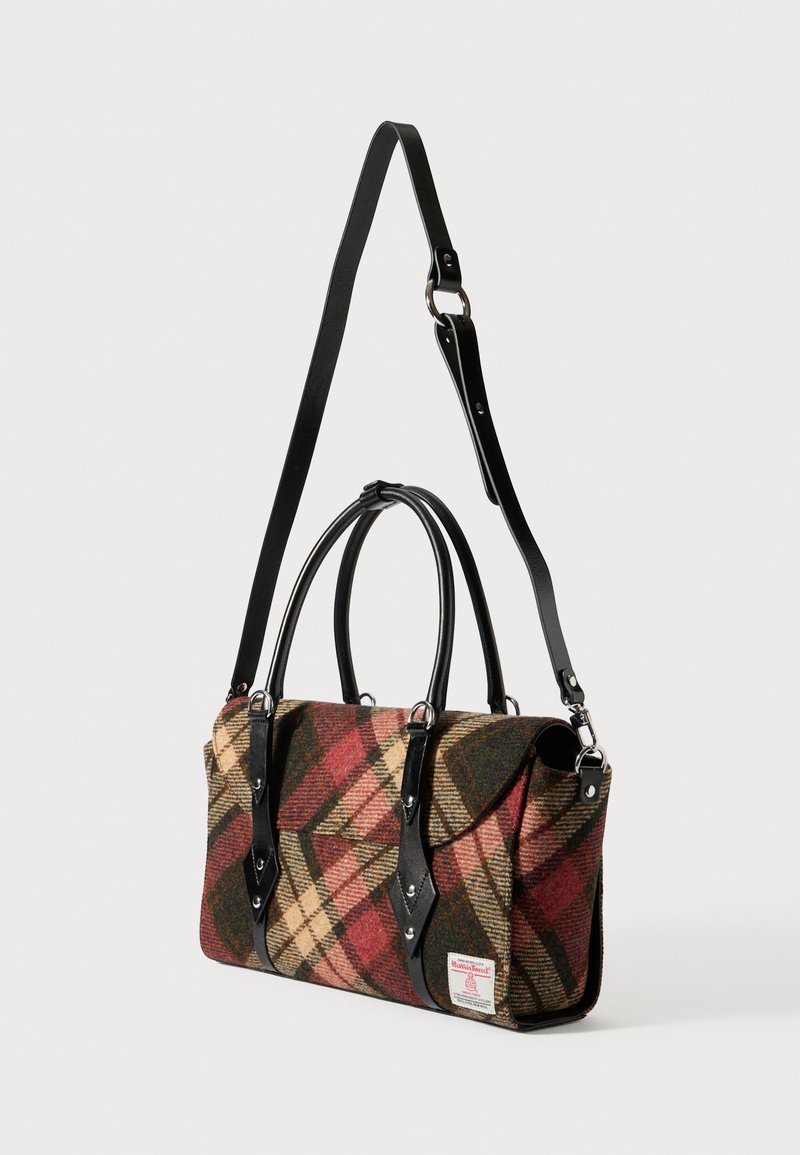Tragetasche aus mehrfarbigem karierter Wolle mit schwarzen Lederakzenten, zwei Griffen und verstellbarem Riemen. Mit einem Markenetikett an der Seite.