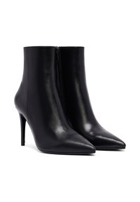 Bottines en cuir noir avec des bouts pointus, des talons hauts fins et une fermeture éclair sur le côté. Texture lisse avec un design élégant.