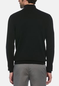 Schwarzer Strickpullover mit hohem Kragen, langen Ärmeln und gerippten Bündchen. Glatte Textur mit taillierter Passform und ohne sichtbare Muster.