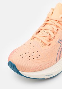 ASICS NOVABLAST 4 - Cestná bežecká obuv - faded orange/deep red
