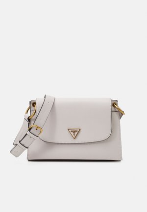 Sac bandoulière en cuir blanc avec boucle dorée et logo triangulaire sur le rabat avant, sangle ajustable et bords arrondis.