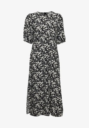 Haljina s cvjetnim uzorkom koja ima crnu pozadinu s malim bijelim cvjetovima, kratkim napuhanim rukavima, okruglim izrezom i lepršavim siluetom.