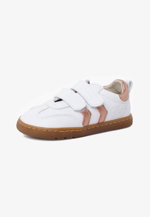 Baskets blanches avec deux sangles Velcro, accents rose doré et une semelle en caoutchouc texturé. Présente un design surpiqué à l'avant et sur les côtés.