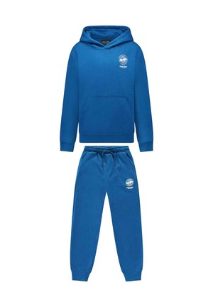Blauwe hoodie en trainingsbroek set gemaakt van zachte stof. De hoodie heeft een voorzak; beide items hebben een logo op de borst en bovenbeen.