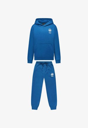 Blauwe hoodie en trainingsbroek set gemaakt van zachte stof. De hoodie heeft een voorzak; beide items hebben een logo op de borst en bovenbeen.