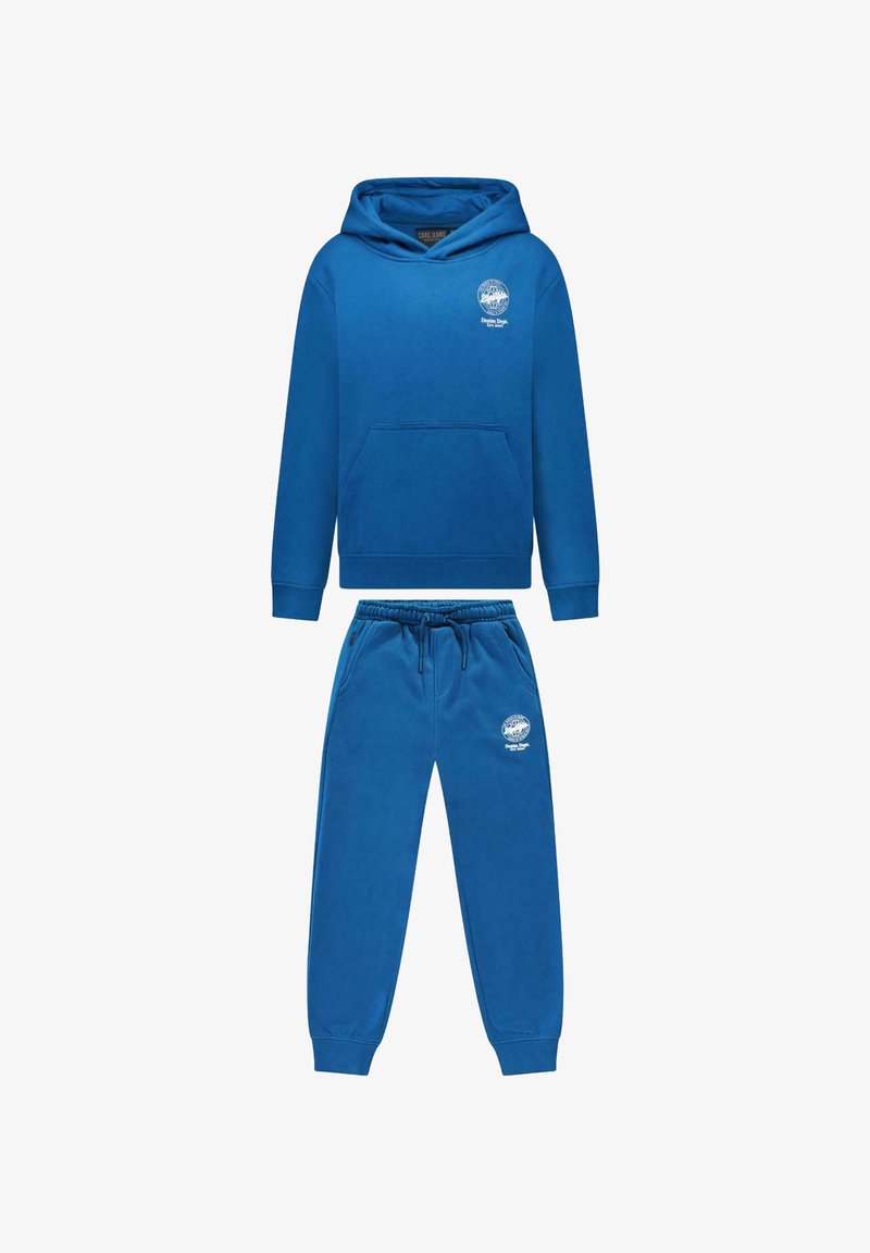 Blauwe hoodie en trainingsbroek set gemaakt van zachte stof. De hoodie heeft een voorzak; beide items hebben een logo op de borst en bovenbeen.