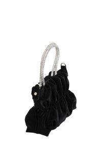 Schwarze Satin-Handtasche mit einem gerafften Design, ausgestattet mit glitzernden Strassgriffen und einem kleinen schwarzen Lederakzent.