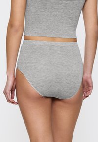 Grijze katoenen high-waisted onderbroek met een gladde textuur en elastische tailleband, gecombineerd met een bijpassende grijze crop top die zichtbaar is boven.