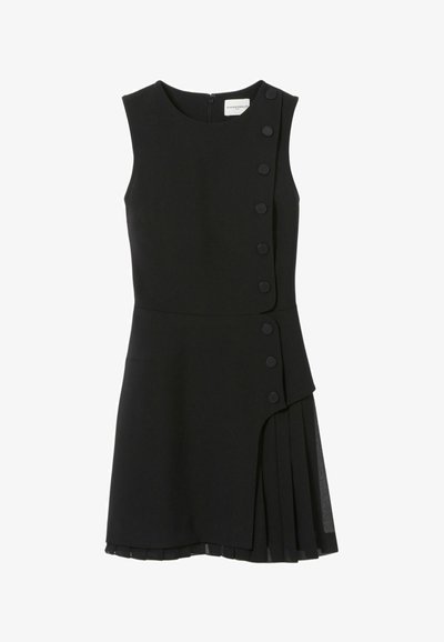 Vestido negro sin mangas con un cuerpo ajustado, grandes botones en el lateral y una falda plisada, con una sutil capa transparente en el dobladillo.