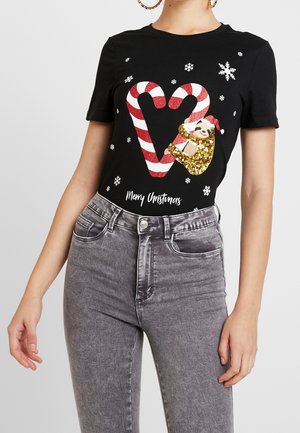 Camiseta negra con bastones de caramelo rojos y blancos formando un corazón, un perezoso con purpurina dorada y gorro de Santa, copos de nieve y texto "Feliz Navidad".