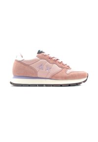 Sneakers in suede rosa e viola con una superficie testurizzata, lacci piatti e una suola bianca con un accento viola sulla parte centrale.