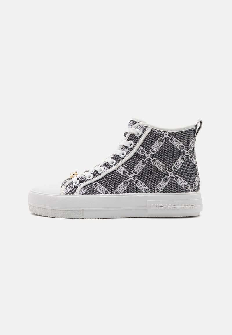 Baskets montantes en tissu à motif noir et blanc, semelle blanche, lacets, avec "MICHAEL KORS" embossé sur le talon.