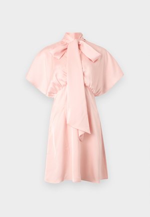 Φόρεμα από ροζ σατέν μήκους μέχρι το γόνατο με στερέωση στον λαιμό, φαρδιές κοντές μανίκες και ζωνάκι με πιέτες στη μέση σε απλό φόντο.