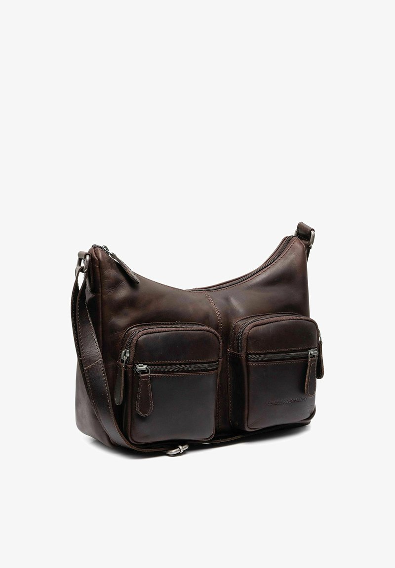 Sac à bandoulière en cuir marron foncé avec deux poches avant zippées et une sangle ajustable.