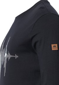 Schwarzes Baumwoll-T-Shirt mit langen Ärmeln, das auf der Vorderseite ein silbernes Klangwellen-Graphic und ein braunes Lederlogo-Patch am linken Ärmelsaum hat.