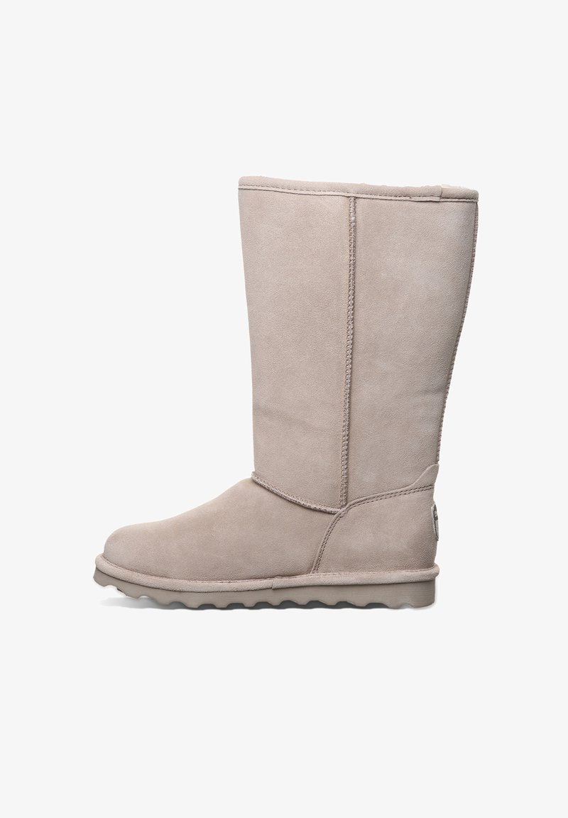 Beige hohe Stiefel aus Wildleder mit runder Zehenpartie und Gummisohle. Besitzt vertikale Nahtdetails und eine weiche, strukturierte Oberfläche.