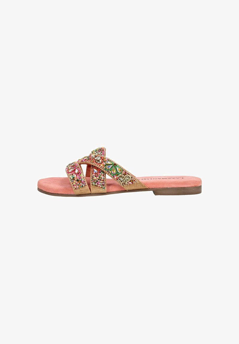 Flad sandal med pink sål og to beige remme prydet med farverige perler og blomsterbroderi.