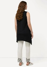 Ulla Popken LONGLINE  PUNTZOOM  V-HALS MOUWLOOS - Top - black