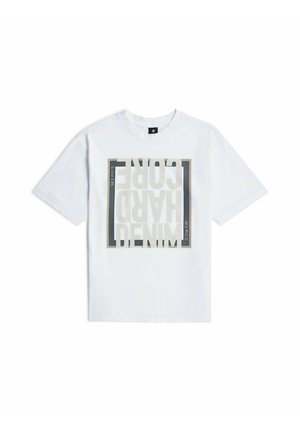 T-shirt blanc à manches courtes avec un graphique carré de lettres blocs grises superposées et une bordure noire affichant "G-Star E.89" sur le devant.