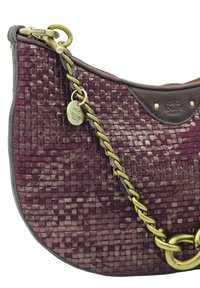 Sac à main bordeaux tissé avec une surface texturée, doté d'une chaîne dorée et d'une étiquette en métal. Forme arrondie et fermeture éclair.