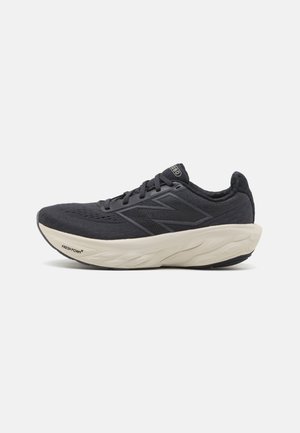 Černá běžecká bota New Balance s tlustou bílou podrážkou Fresh Foam a prodyšným síťovaným svrškem, bočním logem a šněrováním.