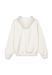 Sudadera con capucha de un tono beige claro, de corte relajado, con textura suave, puños y dobladillo acanalados, sin gráficos ni adornos visibles.